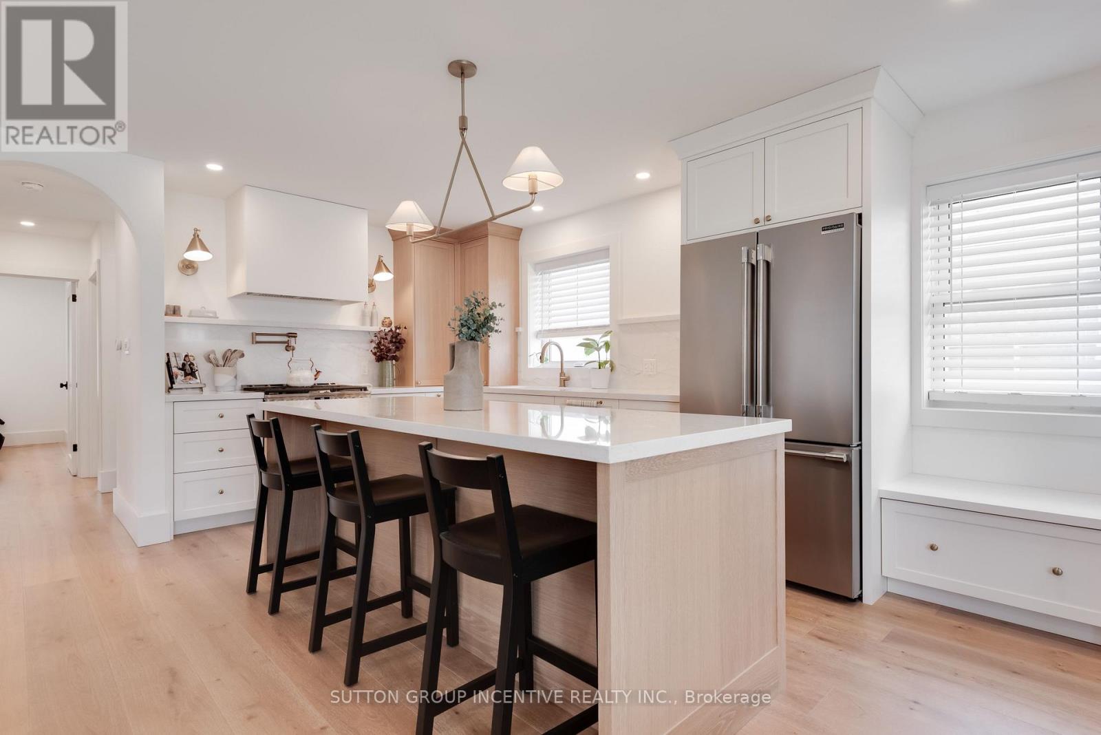 16 Robindale Avenue, Toronto, Ontario  M8W 4A9 - Photo 3 - W13828608