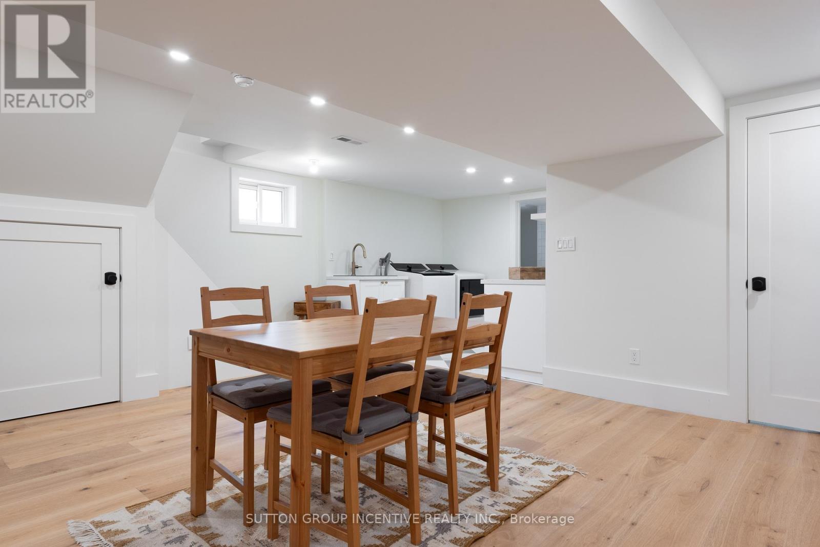 16 Robindale Avenue, Toronto, Ontario  M8W 4A9 - Photo 32 - W13828608