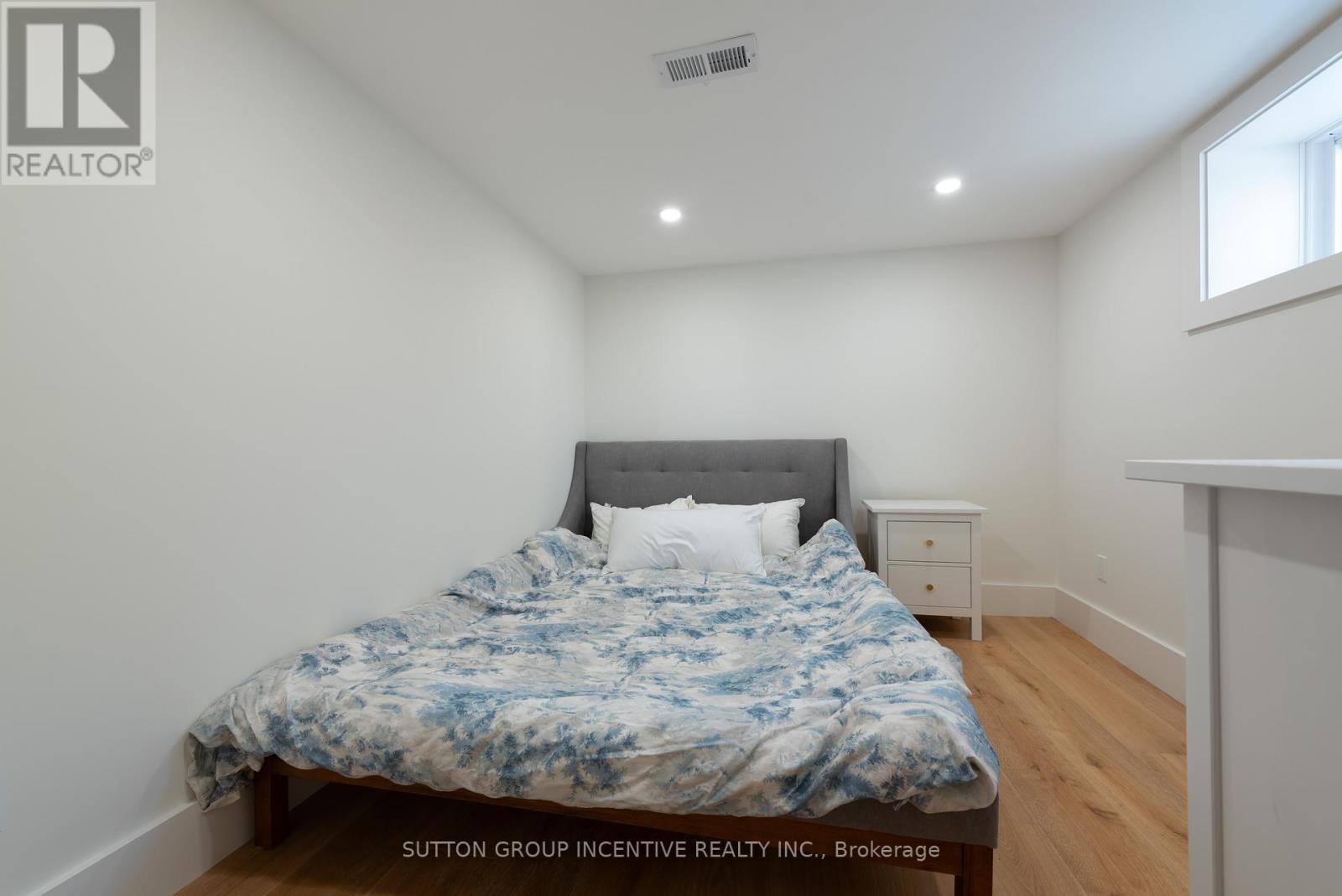 16 Robindale Avenue, Toronto, Ontario  M8W 4A9 - Photo 34 - W13828608