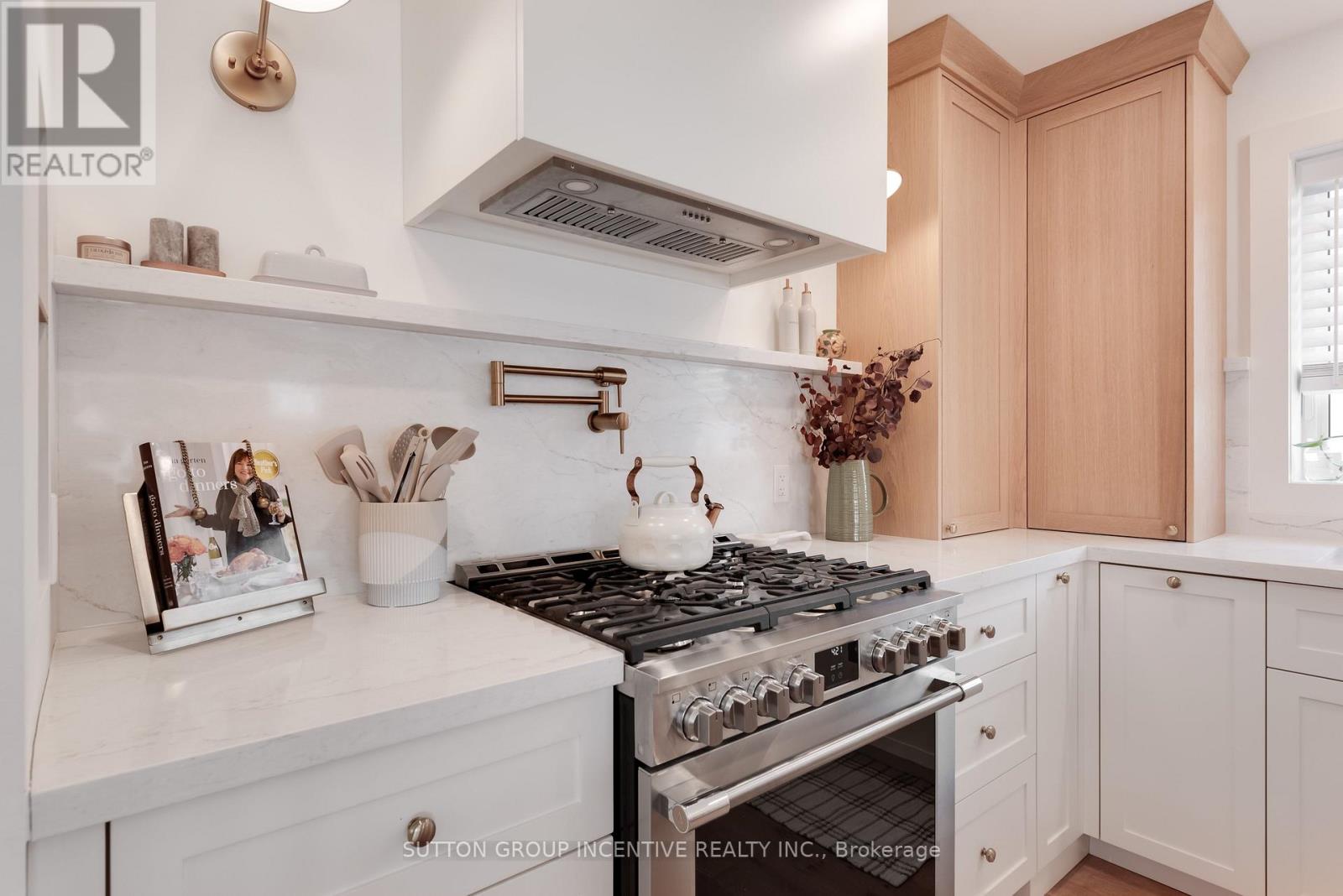 16 Robindale Avenue, Toronto, Ontario  M8W 4A9 - Photo 4 - W13828608