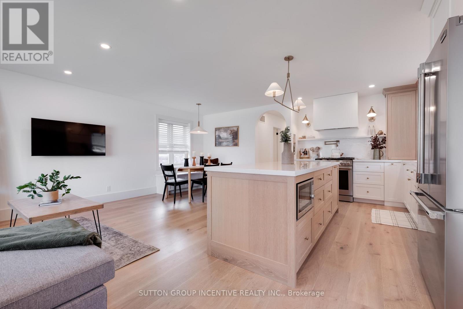 16 Robindale Avenue, Toronto, Ontario  M8W 4A9 - Photo 5 - W13828608