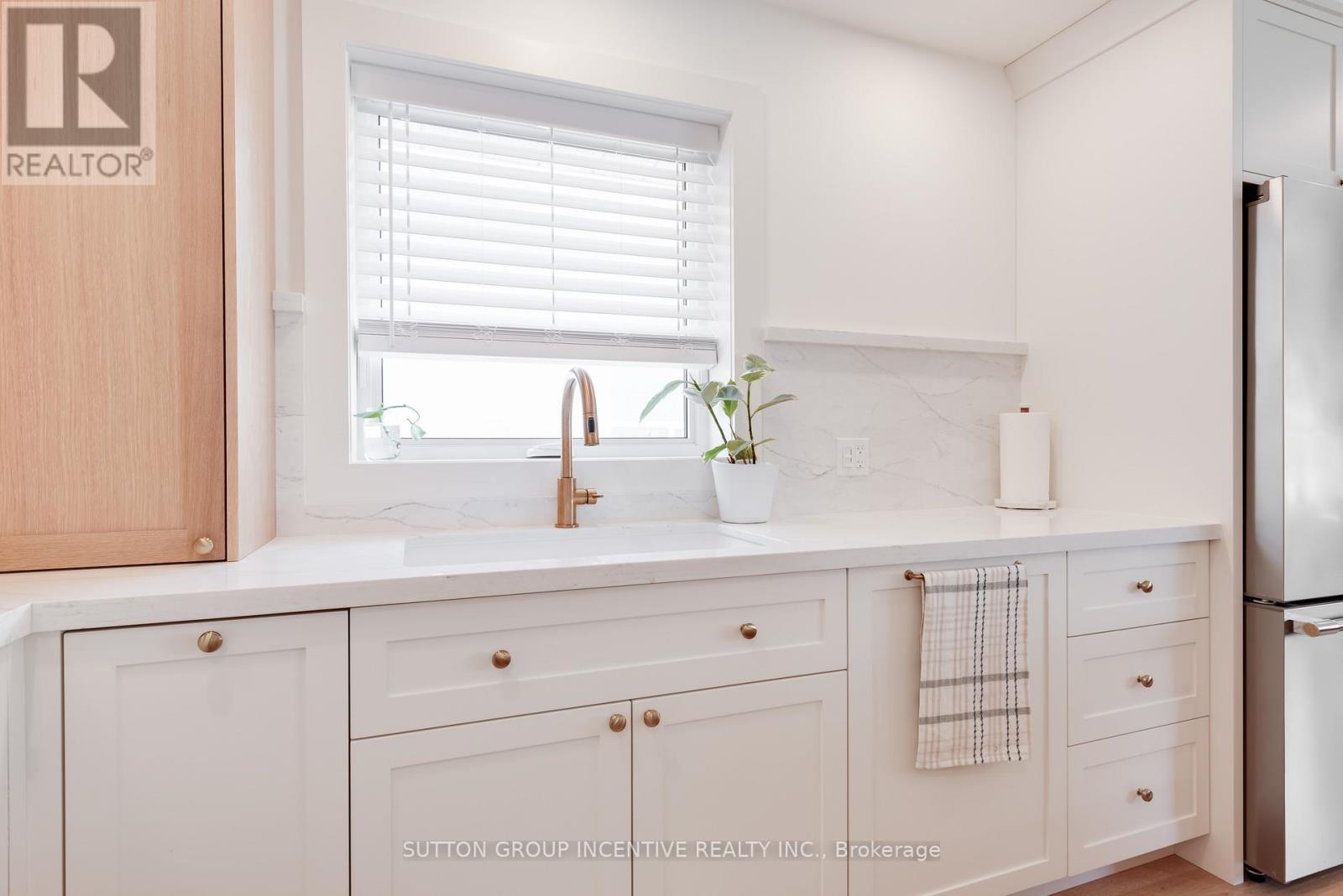 16 Robindale Avenue, Toronto, Ontario  M8W 4A9 - Photo 6 - W13828608