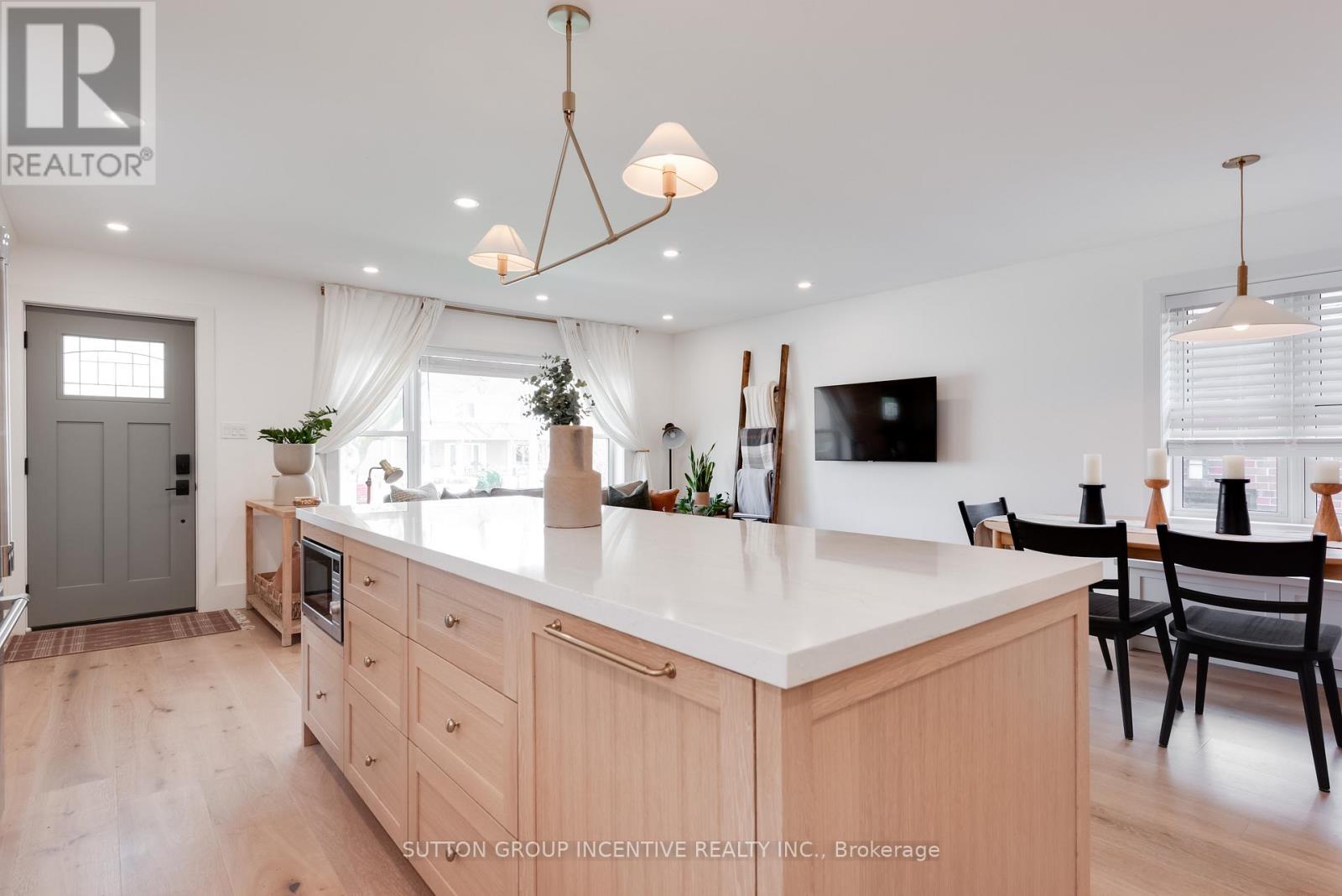 16 Robindale Avenue, Toronto, Ontario  M8W 4A9 - Photo 7 - W13828608