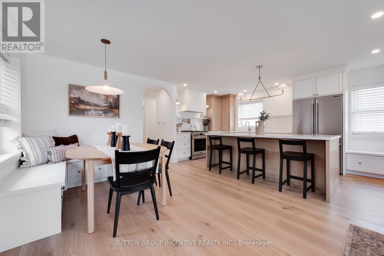 16 Robindale Avenue, Toronto, Ontario  M8W 4A9 - Photo 8 - W13828608
