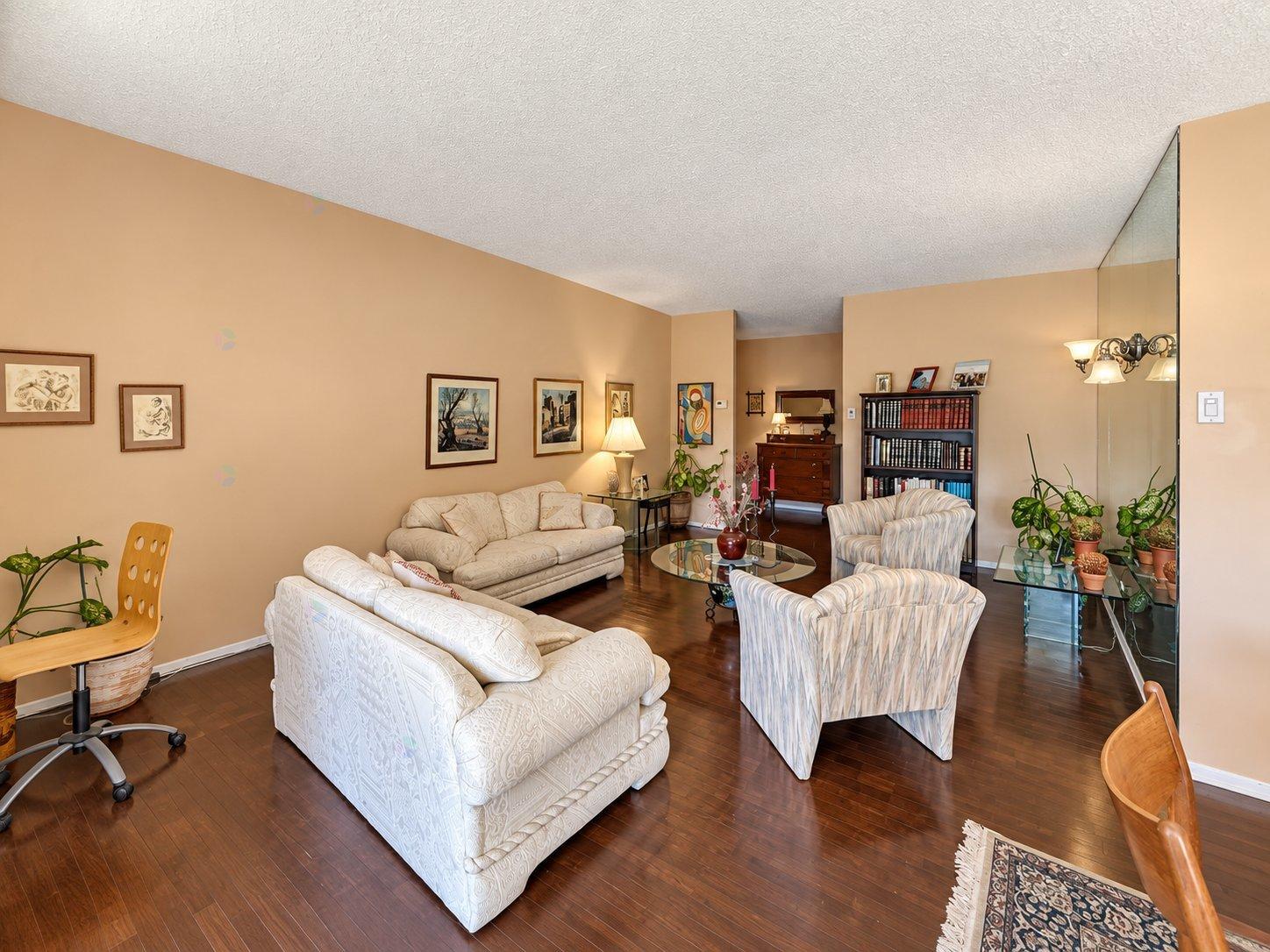 5790 Av. Rembrandt|#201 Côte-Saint-Luc Quebec Canada H4W2V2 4