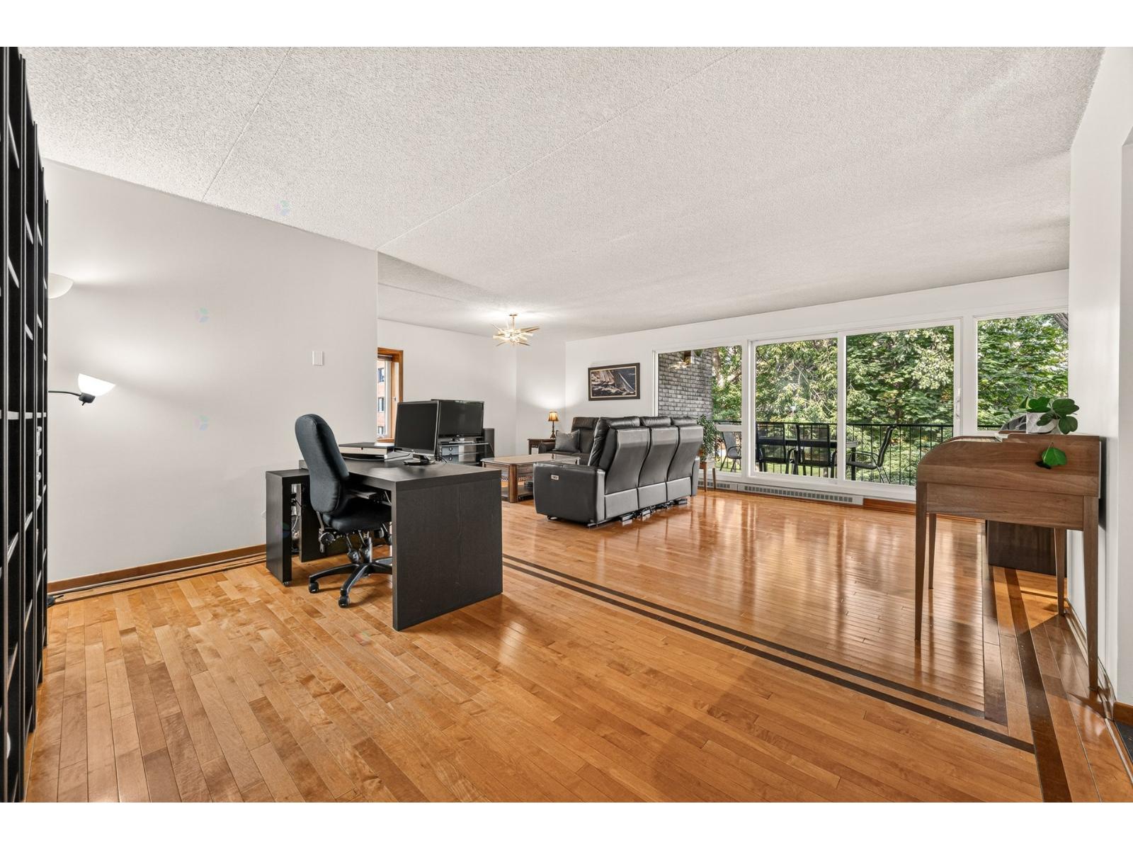 41 Rue Lévis|#4 Longueuil (Le Vieux-Longueuil) Quebec Canada J4H4B6 2
