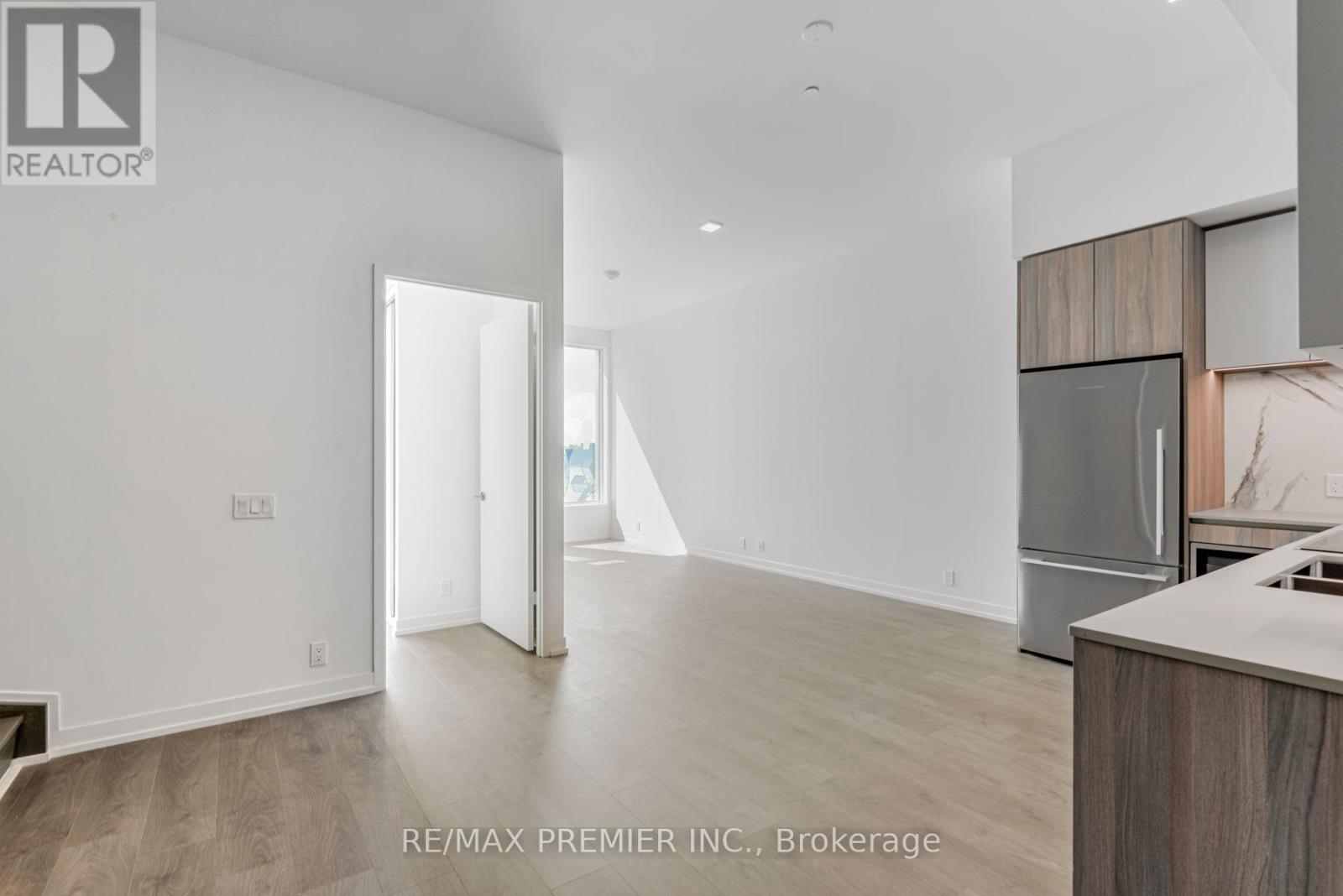 Th17 - 7 Buttermill Avenue, Vaughan, Ontario  L4K 0M5 - Photo 3 - N13828482