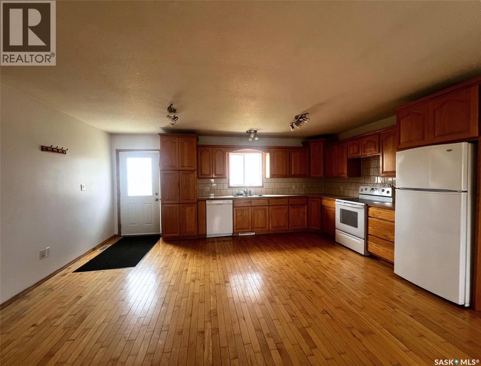 349 10th Avenue Nw, Swift Current, Saskatchewan  S9H 1P1 - Photo 2 - SK049548