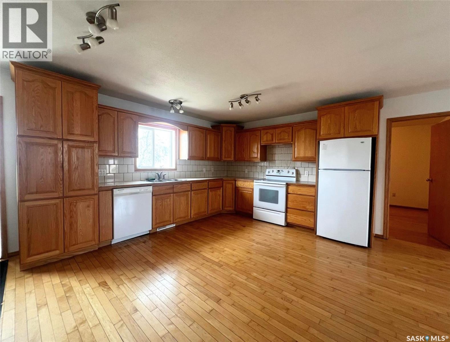 349 10th Avenue Nw, Swift Current, Saskatchewan  S9H 1P1 - Photo 3 - SK049548