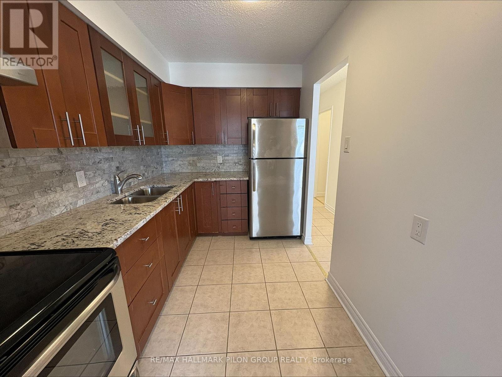 904 - 158b Mcarthur Avenue, Ottawa, Ontario  K1L 8C9 - Photo 2 - X13829128