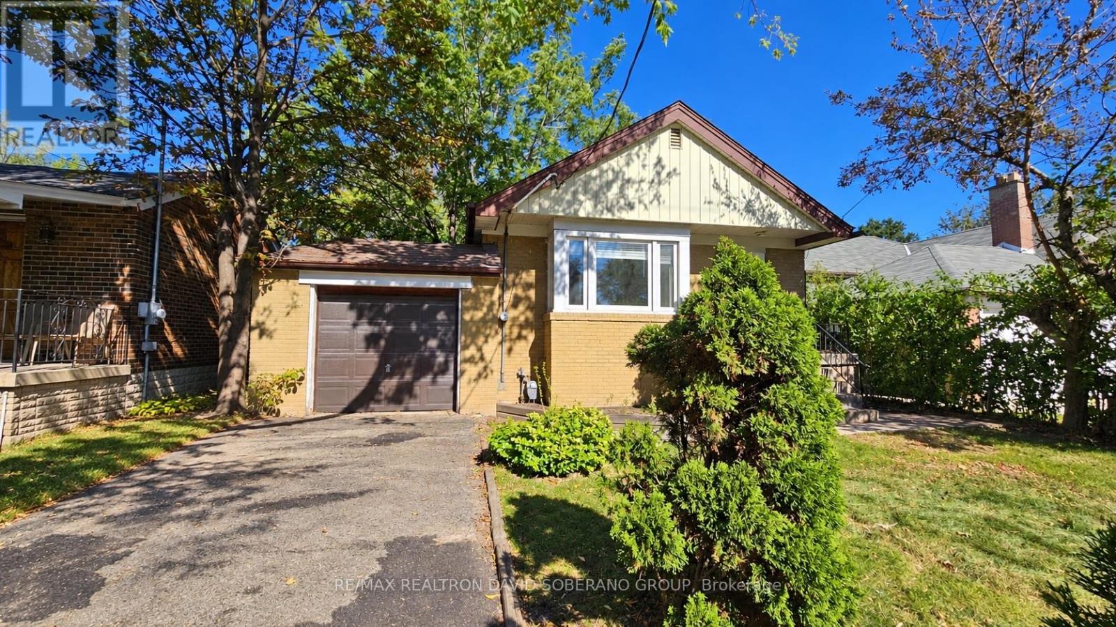 122 Mcgillivray Avenue, Toronto, Ontario  M5M 2Y6 - Photo 2 - C13829236