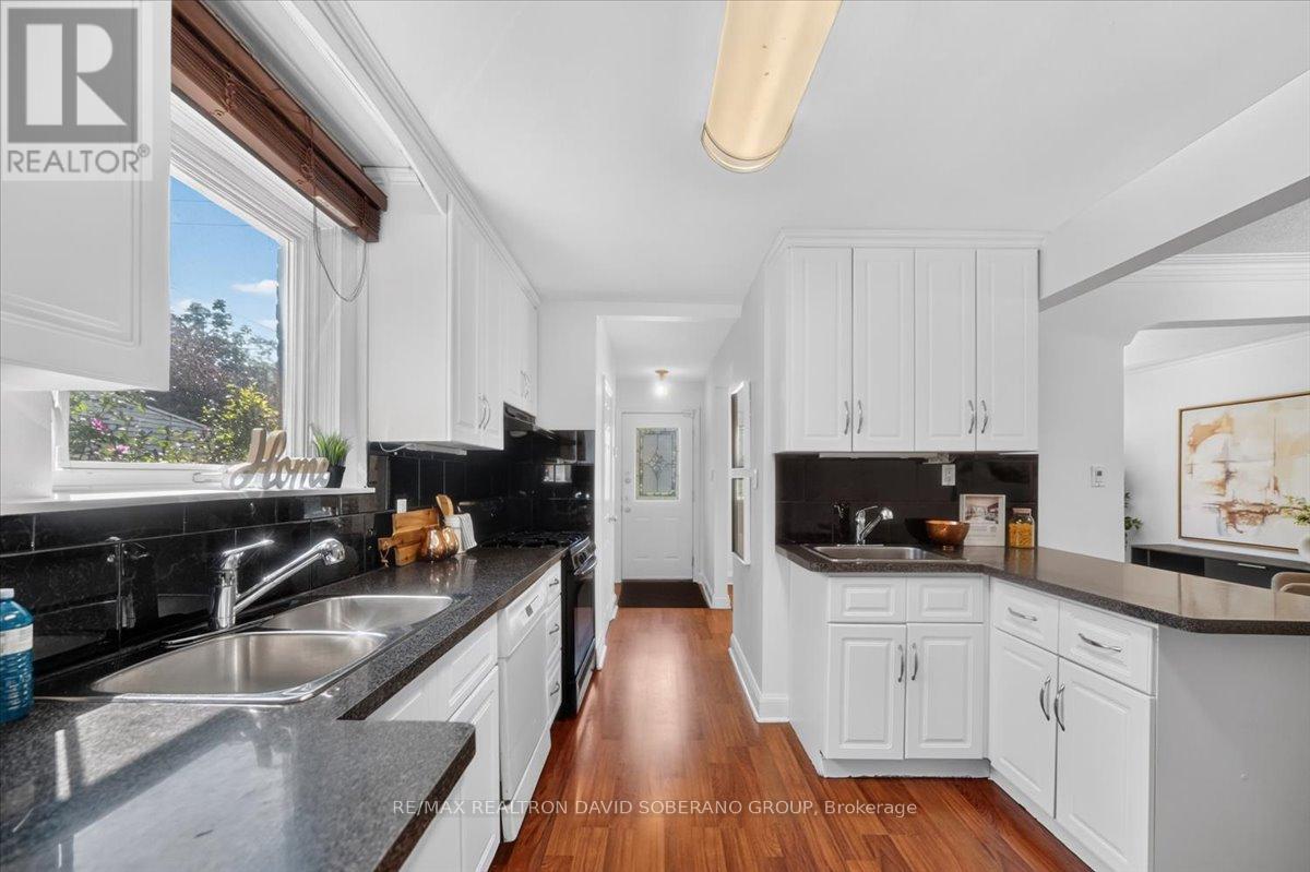 122 Mcgillivray Avenue, Toronto, Ontario  M5M 2Y6 - Photo 4 - C13829236