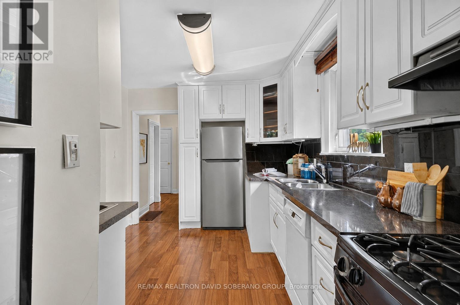 122 Mcgillivray Avenue, Toronto, Ontario  M5M 2Y6 - Photo 7 - C13829236