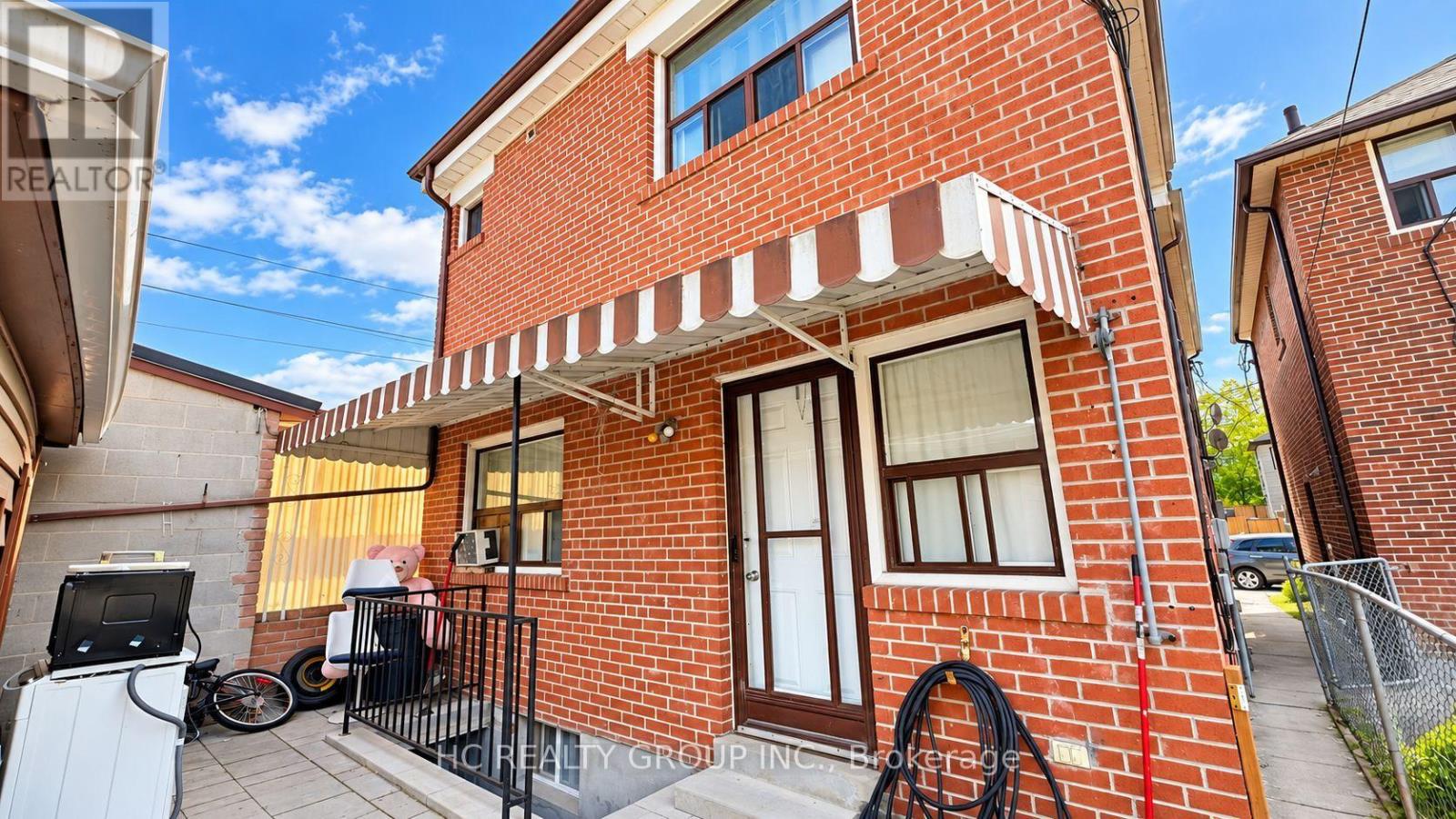 34 Carus Avenue, Toronto, Ontario  M6G 2A4 - Photo 2 - C13829320