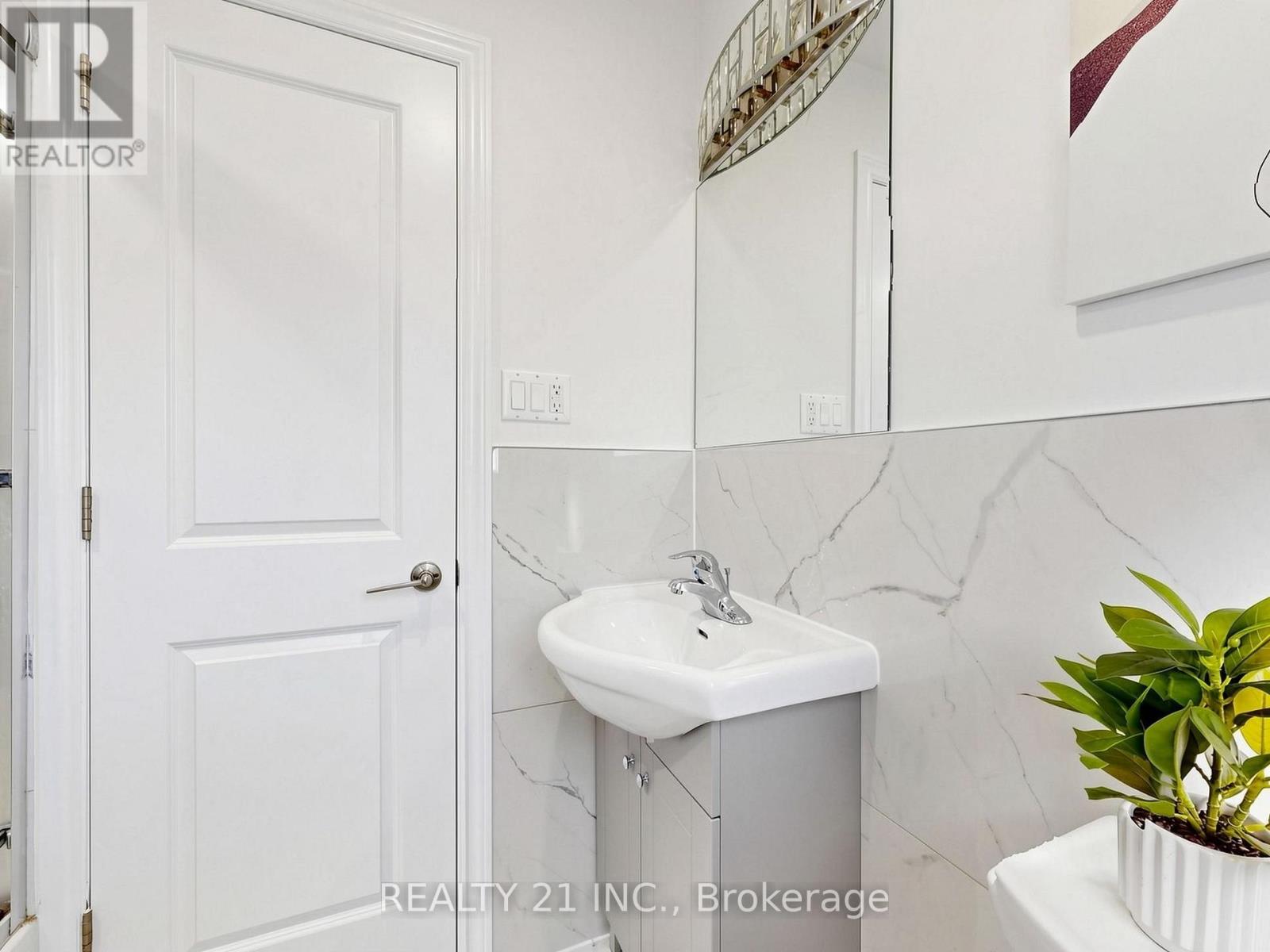 120 Queensbury Avenue, Toronto, Ontario  M1N 2X7 - Photo 25 - E13829160