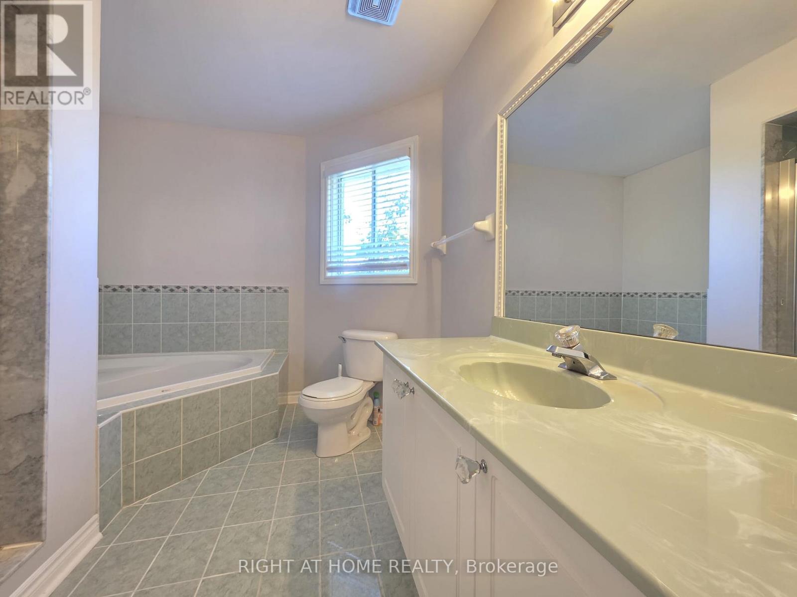 63 Sunridge Street, Richmond Hill, Ontario  L4E 3T7 - Photo 12 - N13829294