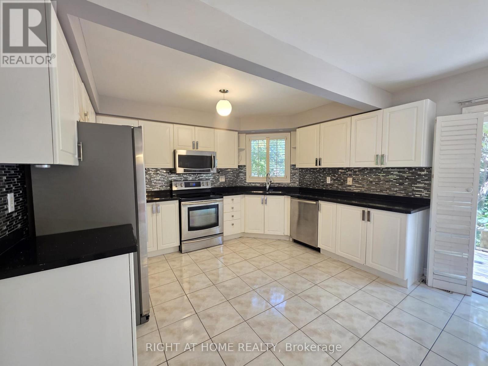 63 Sunridge Street, Richmond Hill, Ontario  L4E 3T7 - Photo 4 - N13829294