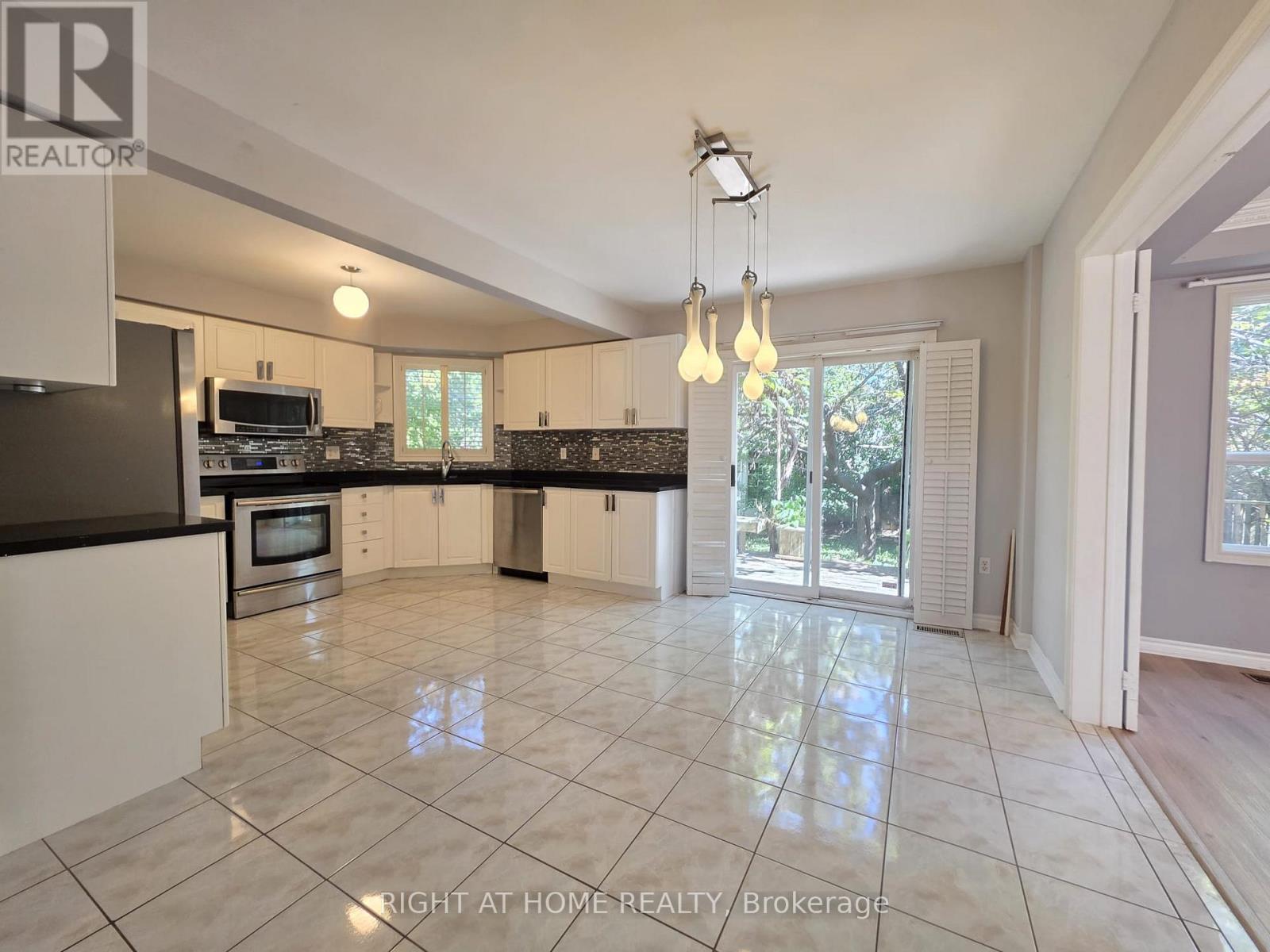 63 Sunridge Street, Richmond Hill, Ontario  L4E 3T7 - Photo 6 - N13829294
