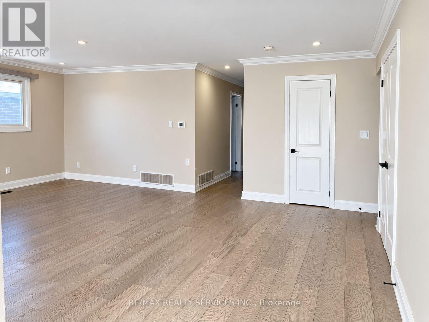 52 Centre Street N, Brampton, Ontario  L6V 1T2 - Photo 5 - W13829246