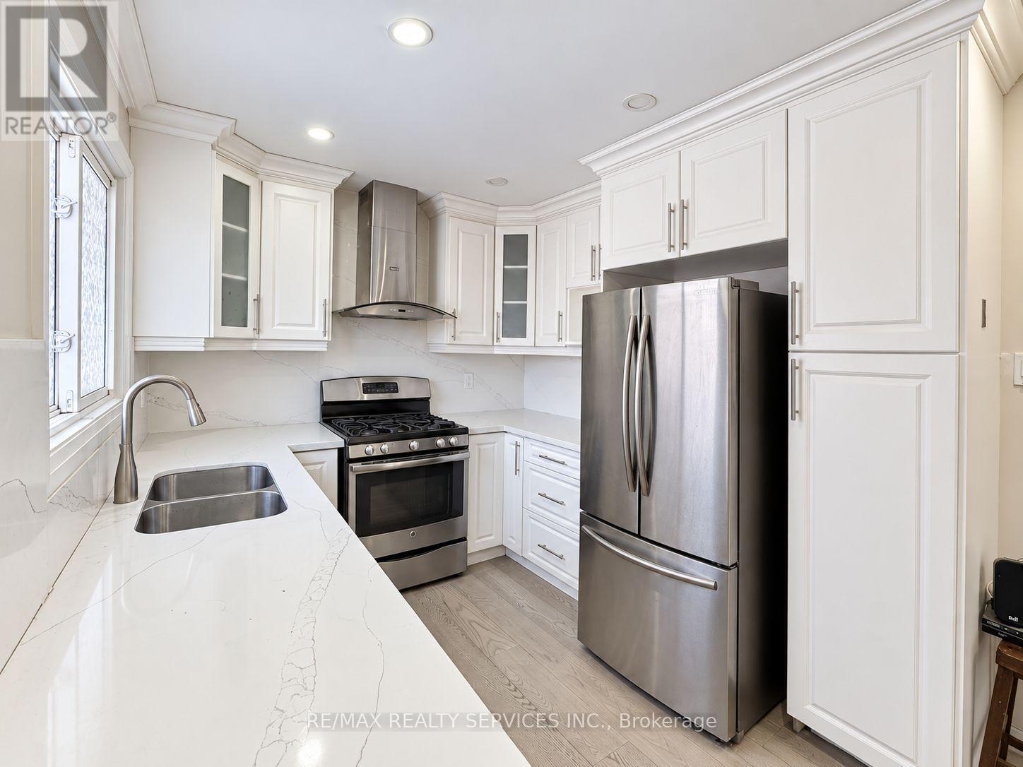 52 Centre Street N, Brampton, Ontario  L6V 1T2 - Photo 7 - W13829246