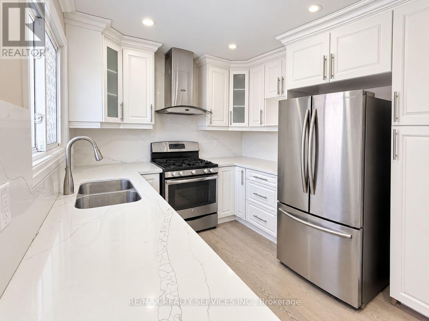52 Centre Street N, Brampton, Ontario  L6V 1T2 - Photo 8 - W13829246