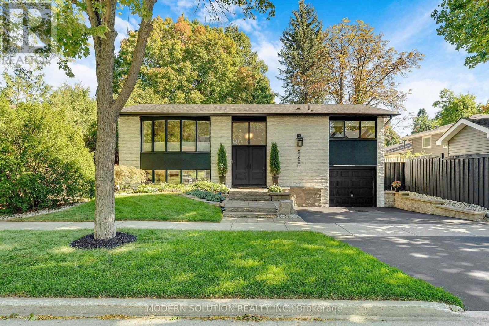 2250 Dunedin Road, Oakville, Ontario  L6J 5V5 - Photo 1 - W13829264