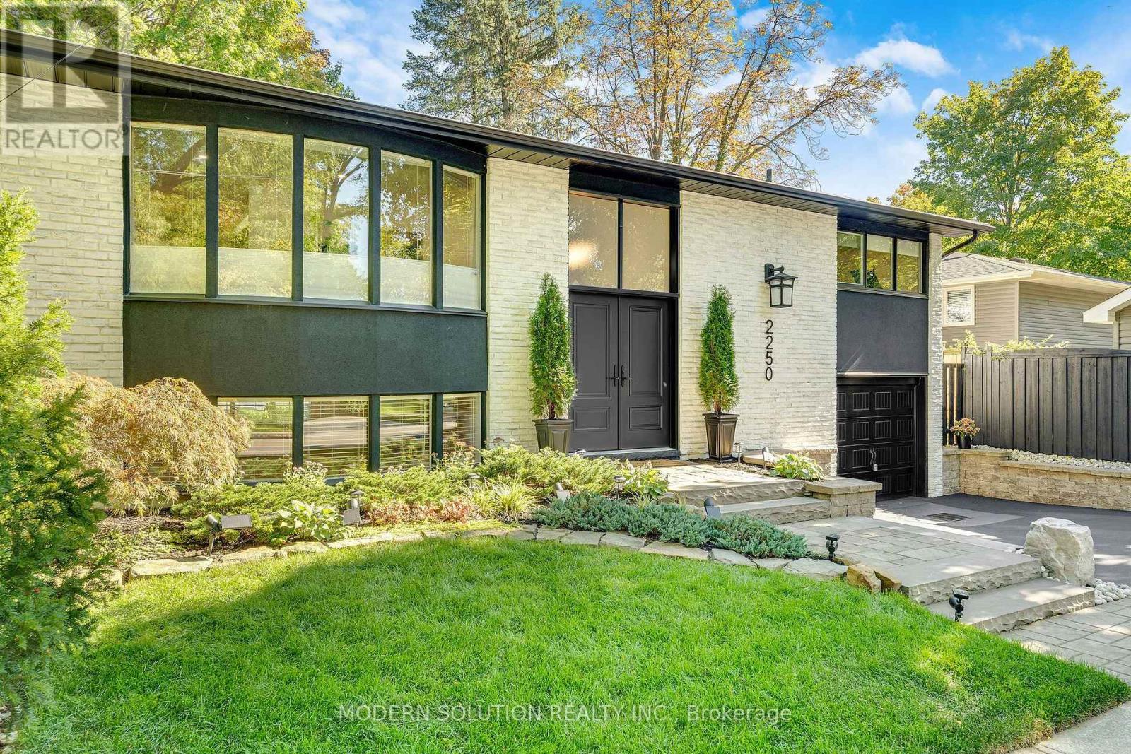 2250 Dunedin Road, Oakville, Ontario  L6J 5V5 - Photo 2 - W13829264