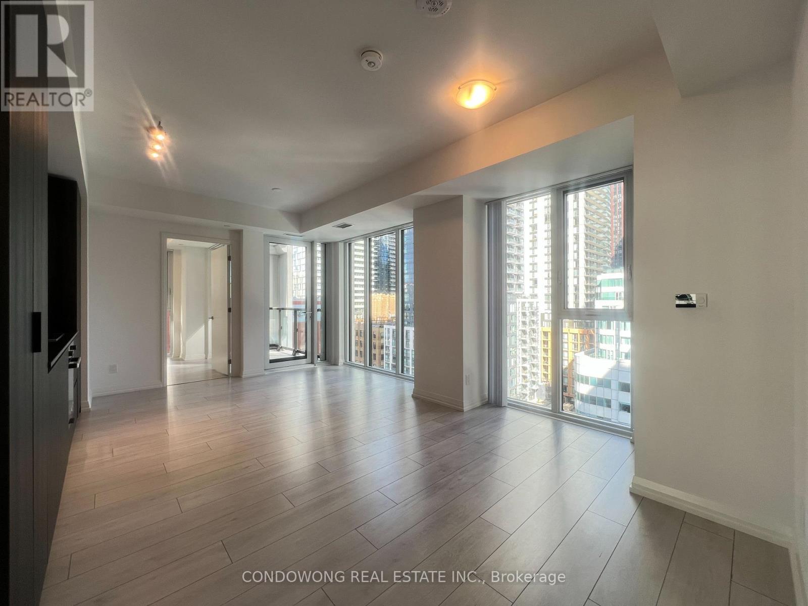 1606 - 400 KING STREET W