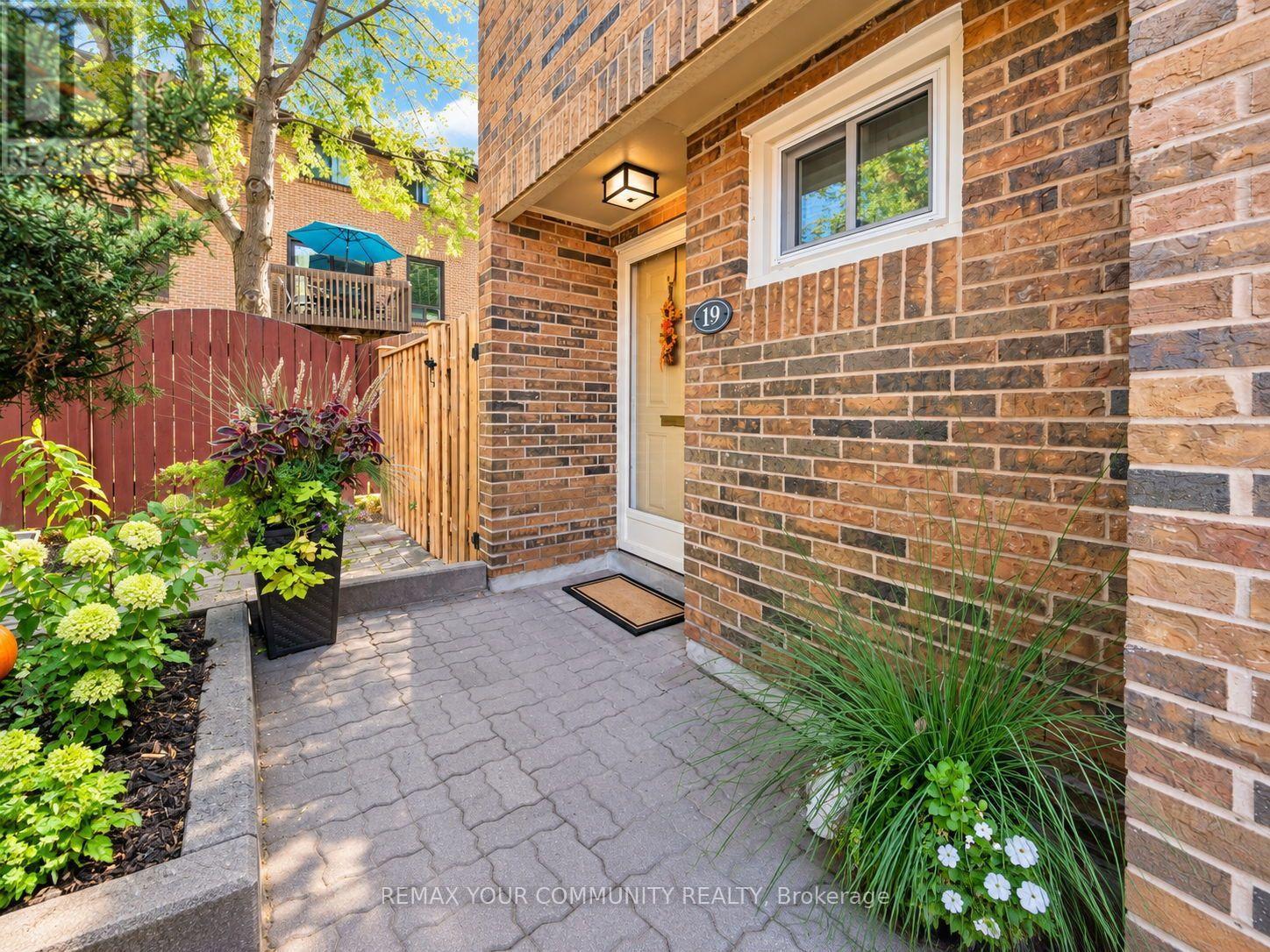 19 Poet's Walkway Way, Toronto, Ontario  M2J 4V2 - Photo 6 - C13829402