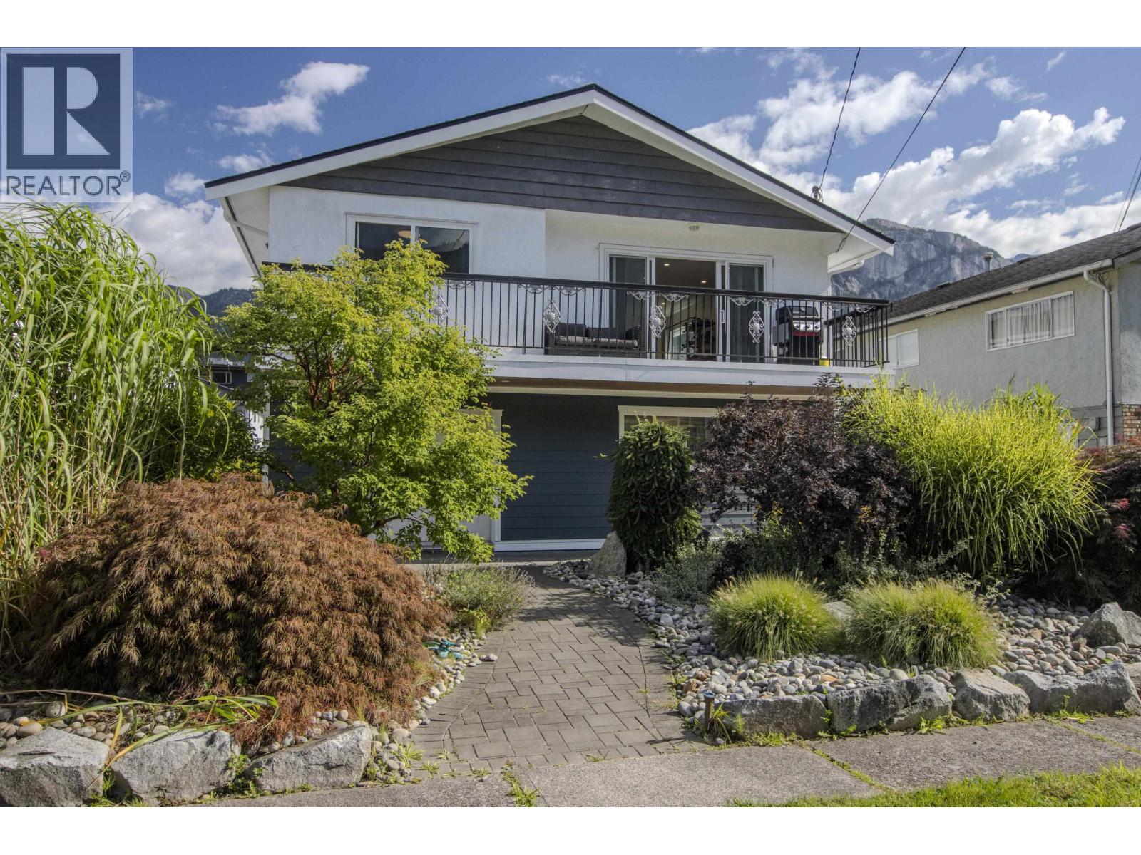 38012 FIFTH AVENUE, Squamish, British Columbia