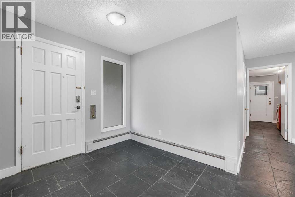 2404 Sovereign Crescent Sw, Calgary, Alberta  T3C 3M2 - Photo 7 - A2344942