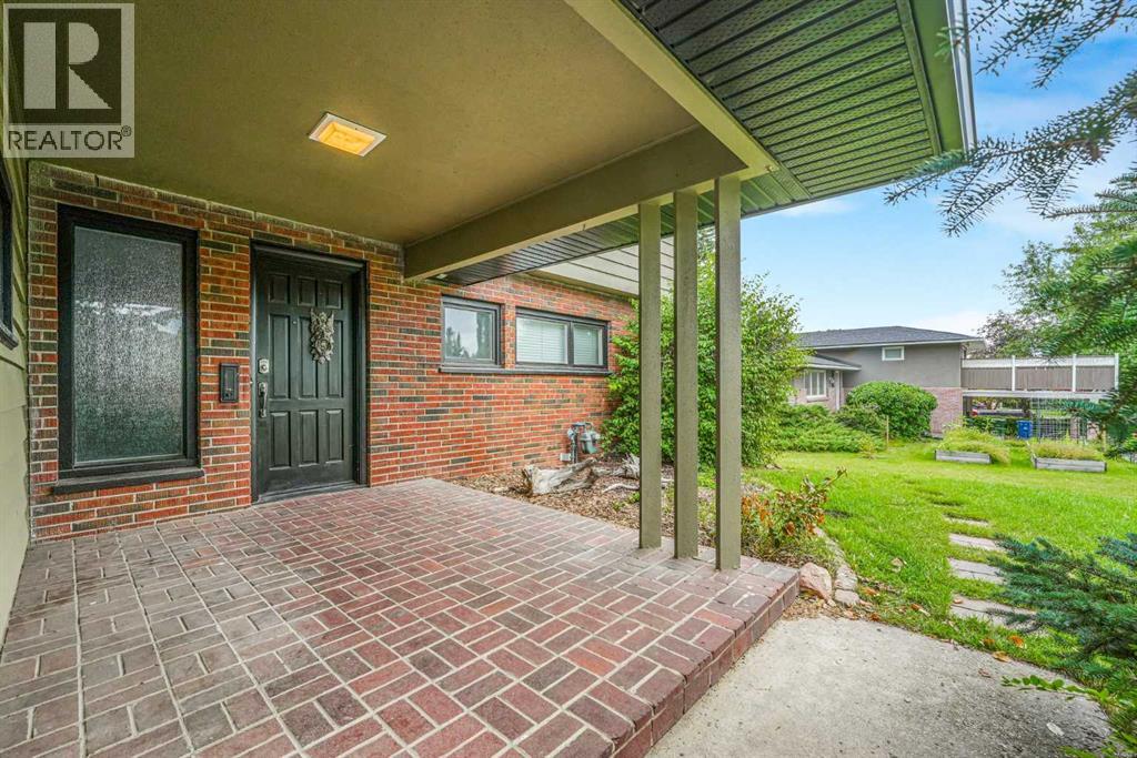 2404 Sovereign Crescent Sw, Calgary, Alberta  T3C 3M2 - Photo 2 - A2344942