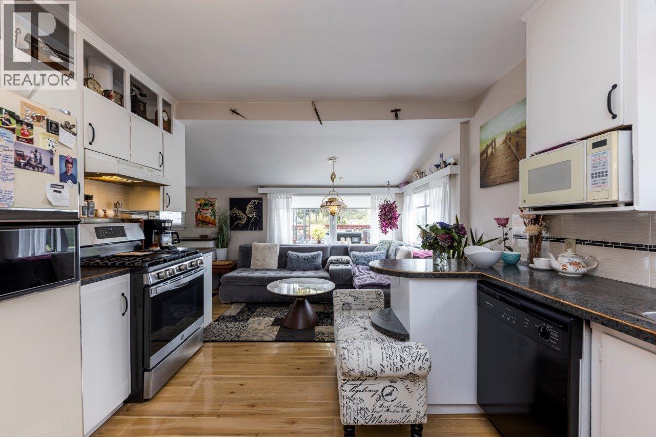 2057 Mahon Avenue, North Vancouver, British Columbia  V7M 2T6 - Photo 3 - R3168995