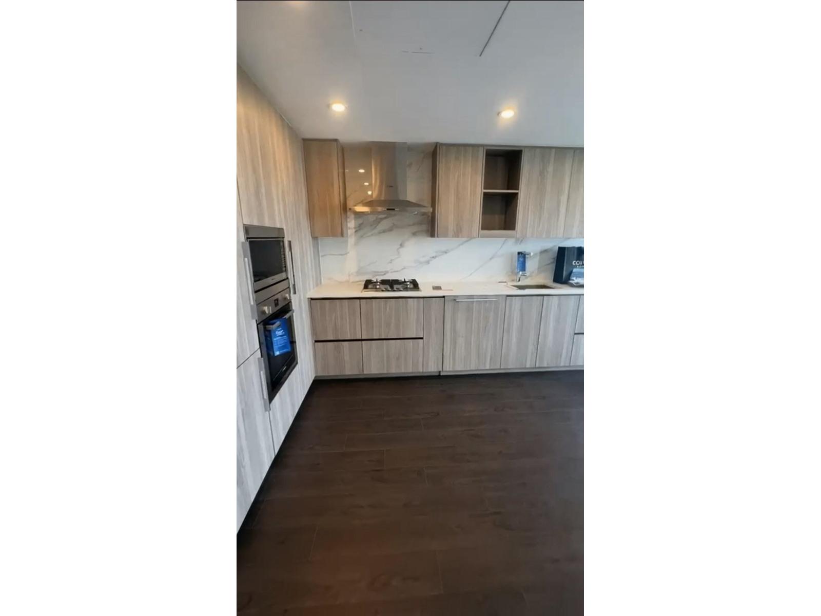 2201 13778 100th Avenue, Surrey, British Columbia  V3T 0V3 - Photo 2 - R3148524