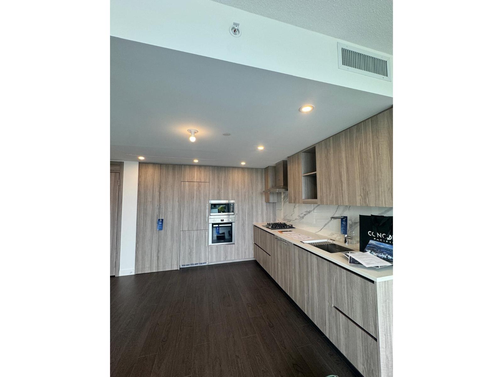 2201 13778 100th Avenue, Surrey, British Columbia  V3T 0V3 - Photo 3 - R3148524