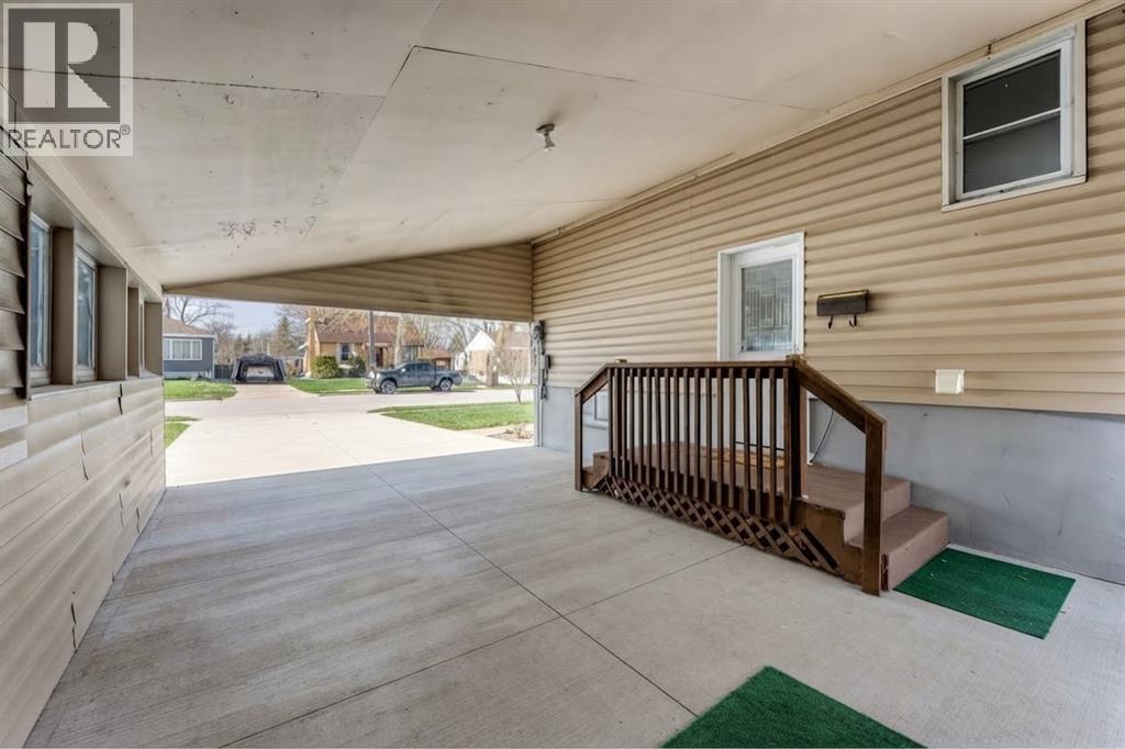 958 HAGLE STREET Sarnia Ontario Canada N7V4A7 2