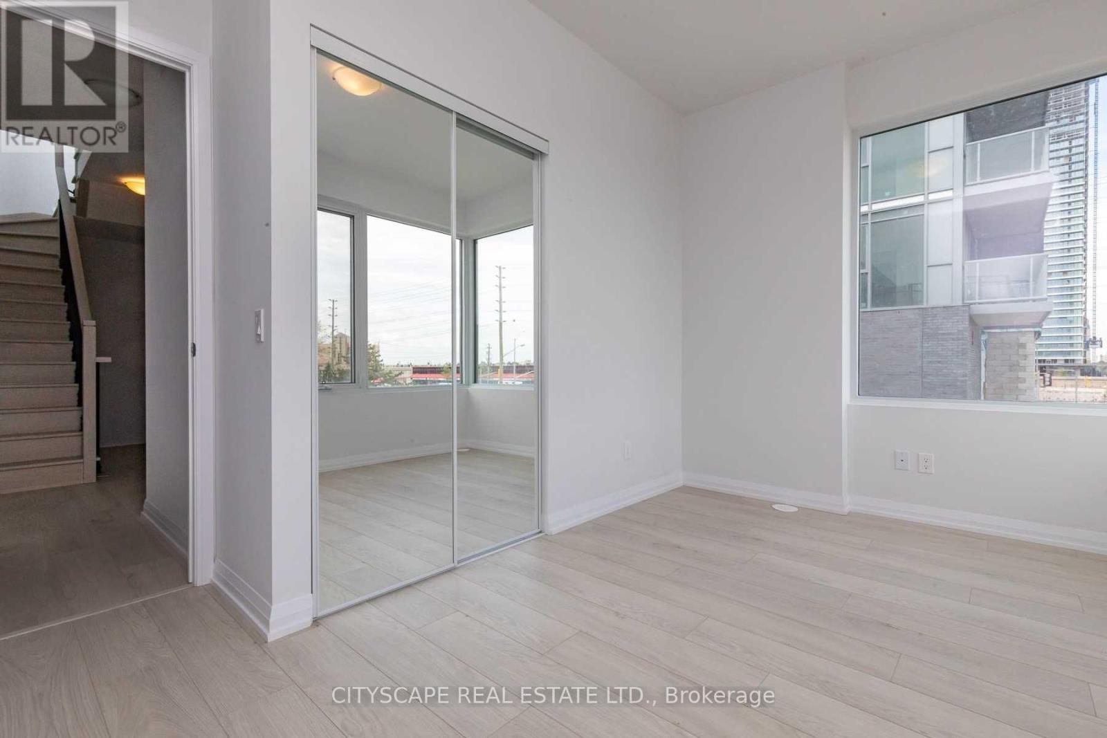 Th 01 - 1010 Portage Parkway, Vaughan, Ontario  L4K 0K3 - Photo 15 - N13830006