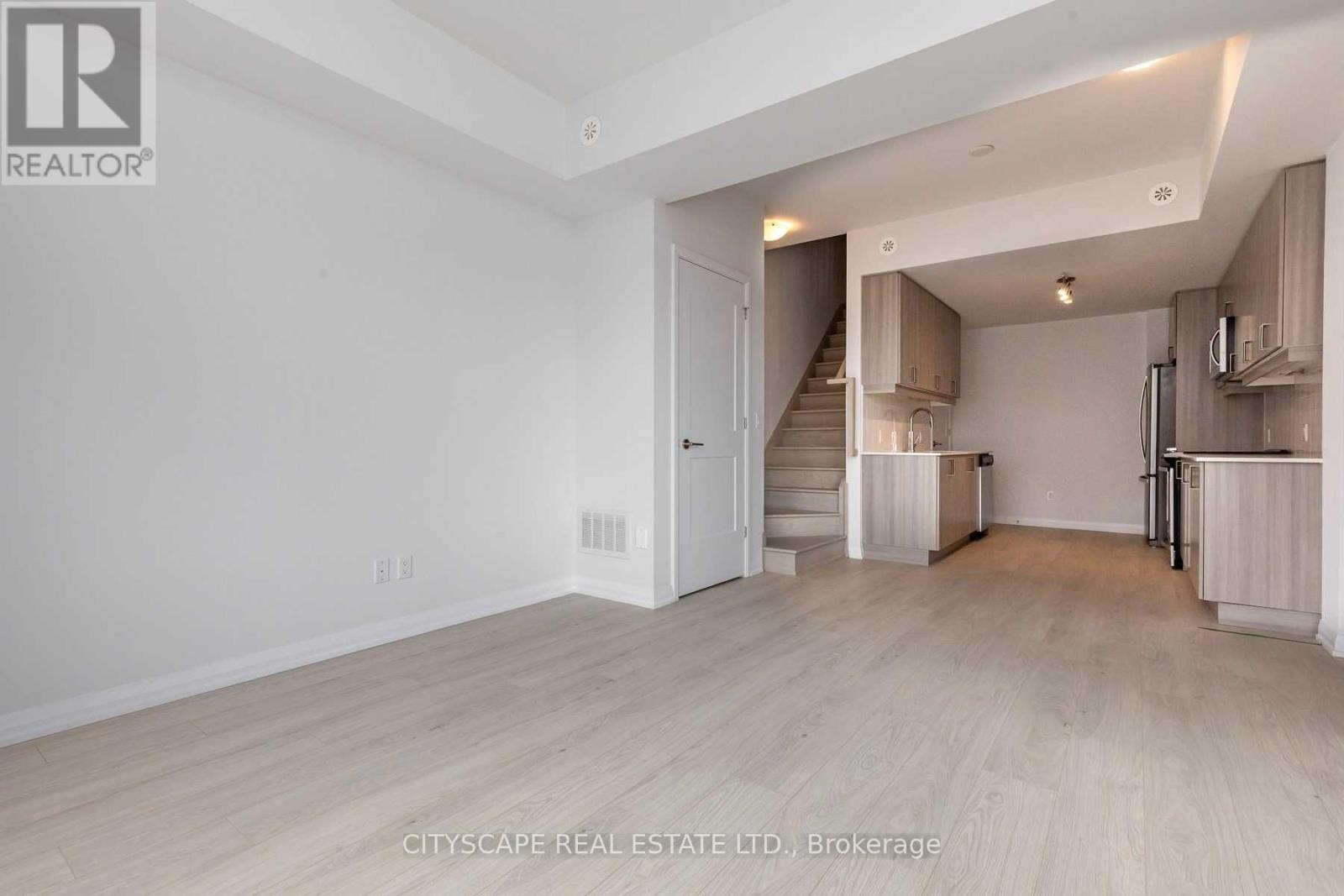 Th 01 - 1010 Portage Parkway, Vaughan, Ontario  L4K 0K3 - Photo 2 - N13830006
