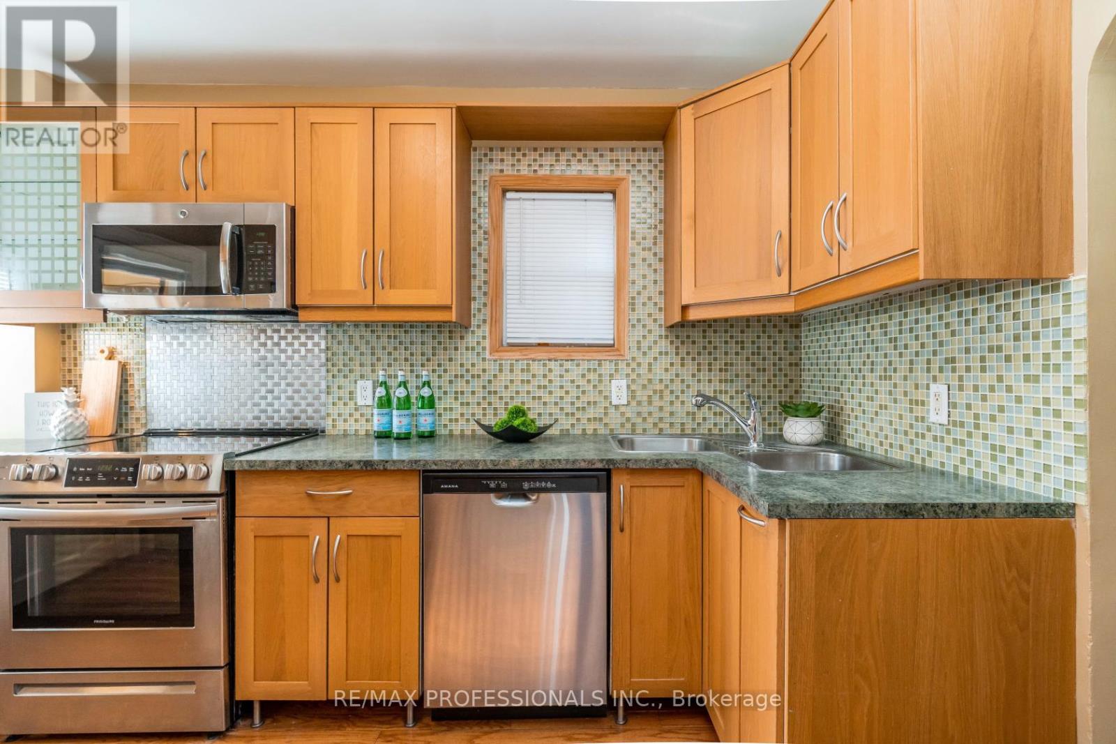 25 Methuen Avenue, Toronto, Ontario  M6S 1Z7 - Photo 10 - W13829878