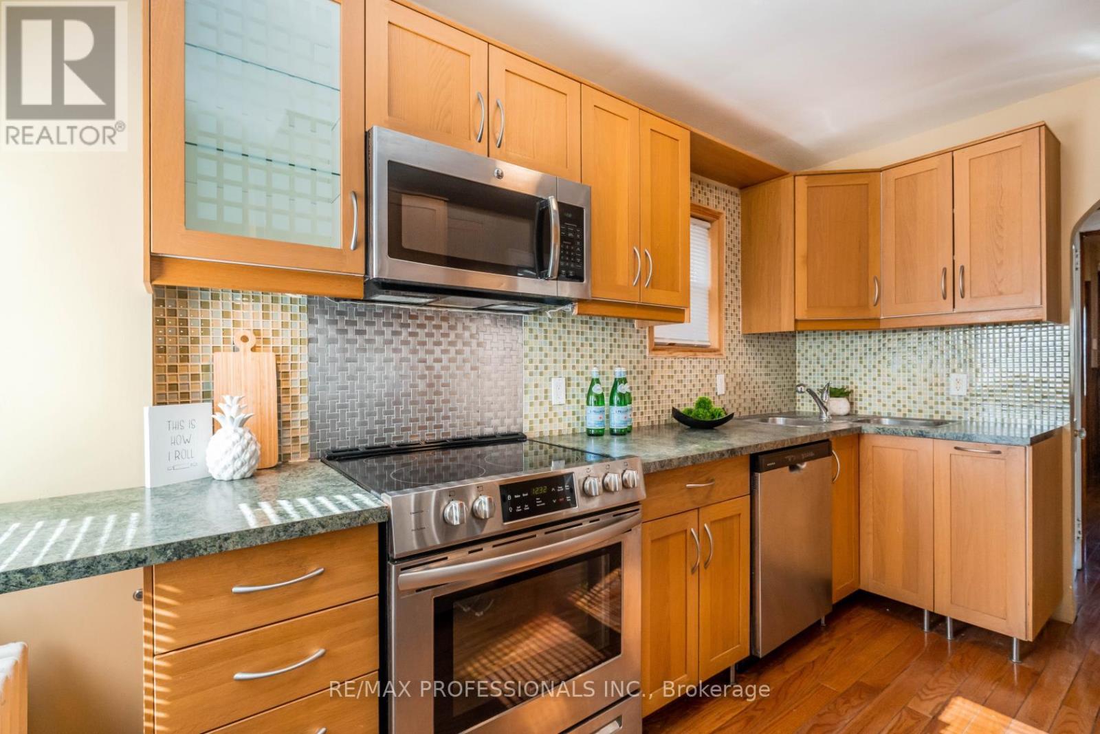 25 Methuen Avenue, Toronto, Ontario  M6S 1Z7 - Photo 12 - W13829878