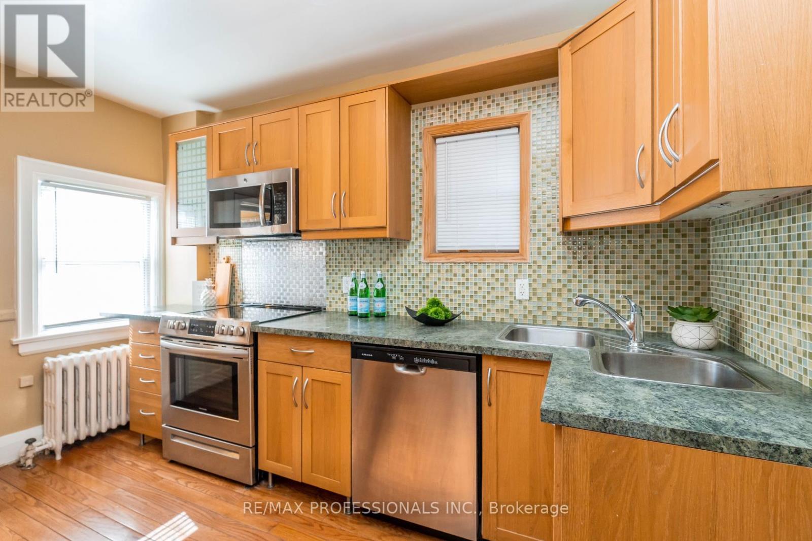 25 Methuen Avenue, Toronto, Ontario  M6S 1Z7 - Photo 9 - W13829878