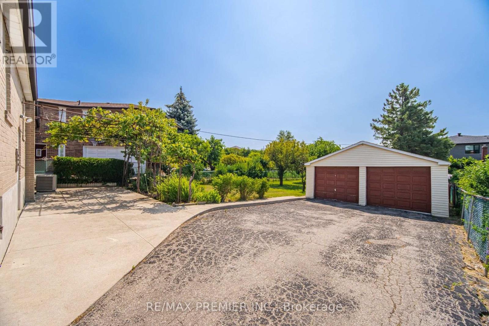 295 Falstaff Avenue, Toronto, Ontario  M6L 2G4 - Photo 30 - W13813734