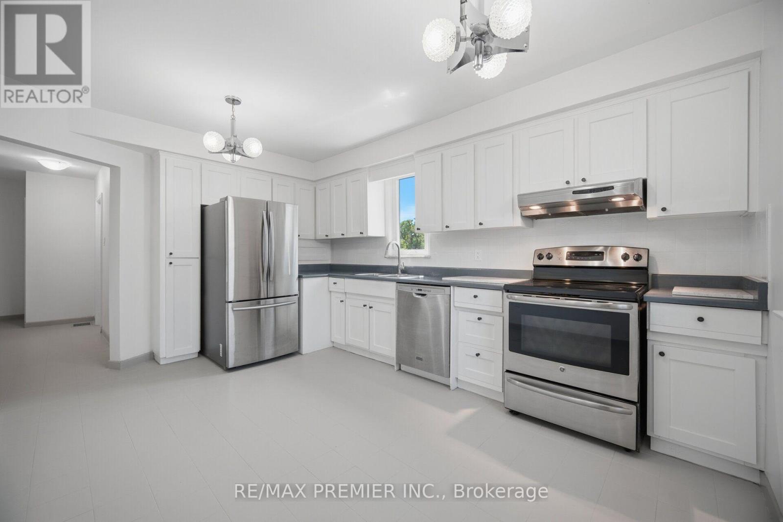 295 Falstaff Avenue, Toronto, Ontario  M6L 2G4 - Photo 7 - W13813734