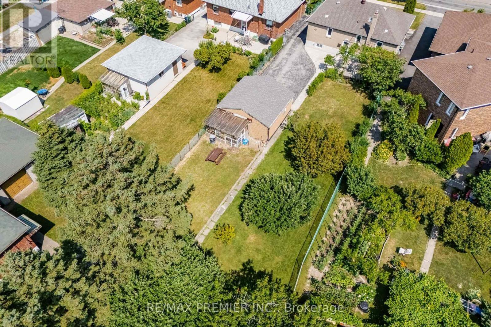 295 Falstaff Avenue, Toronto, Ontario  M6L 2G4 - Photo 34 - W13813734