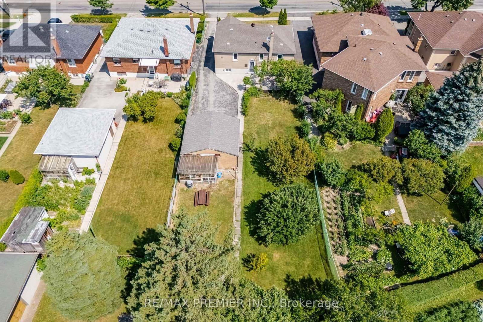 295 Falstaff Avenue, Toronto, Ontario  M6L 2G4 - Photo 35 - W13813734