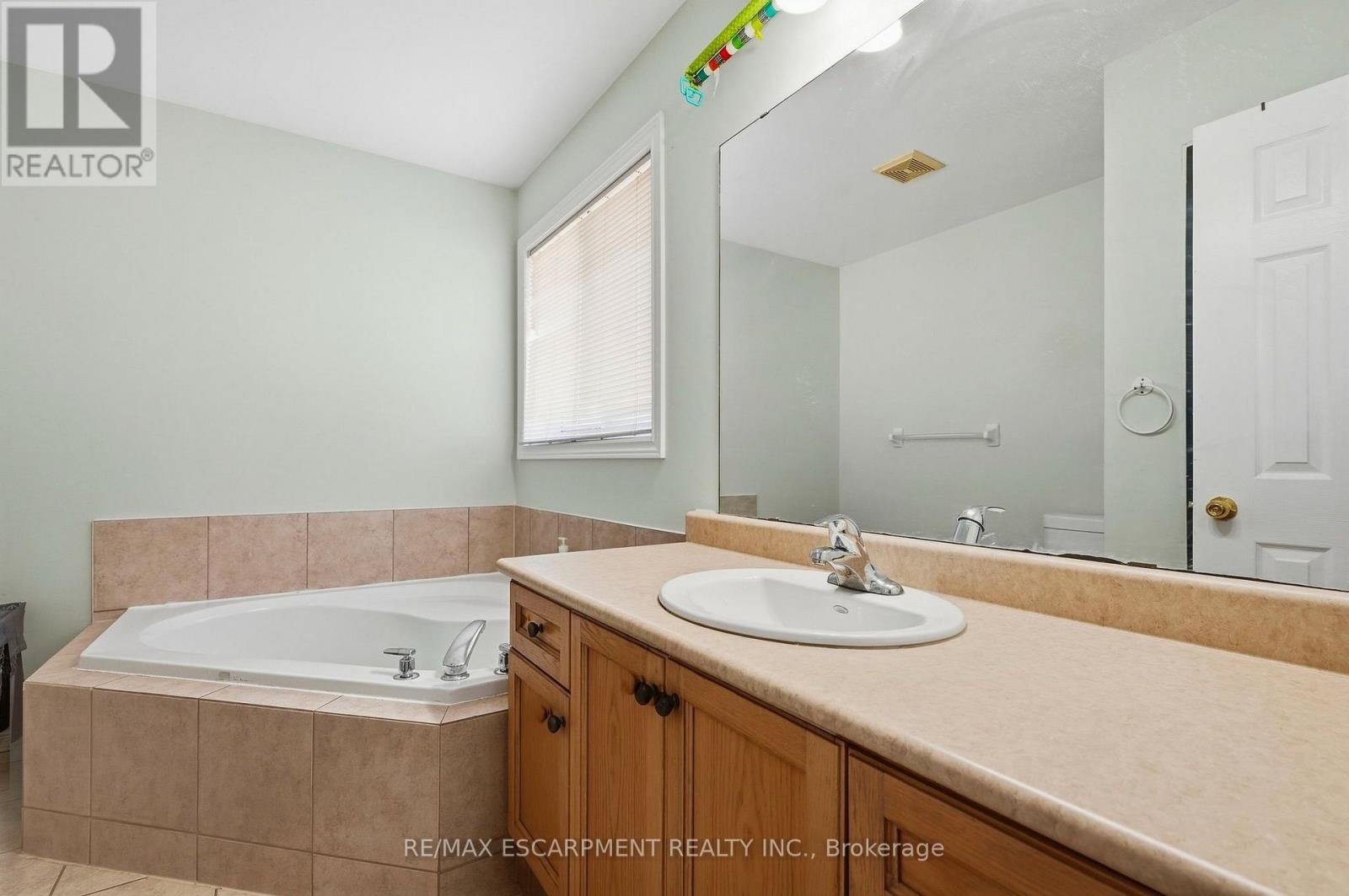 31 Peachwood Crescent, Hamilton, Ontario  L8E 5Z7 - Photo 25 - X13830082