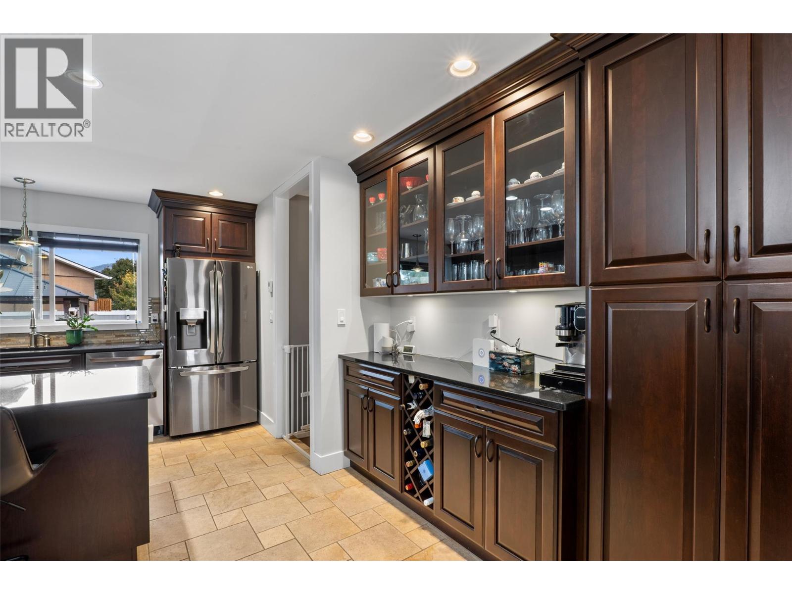 384 Arrowstone Drive, Kamloops, British Columbia  V2C 1R1 - Photo 5 - 10401926