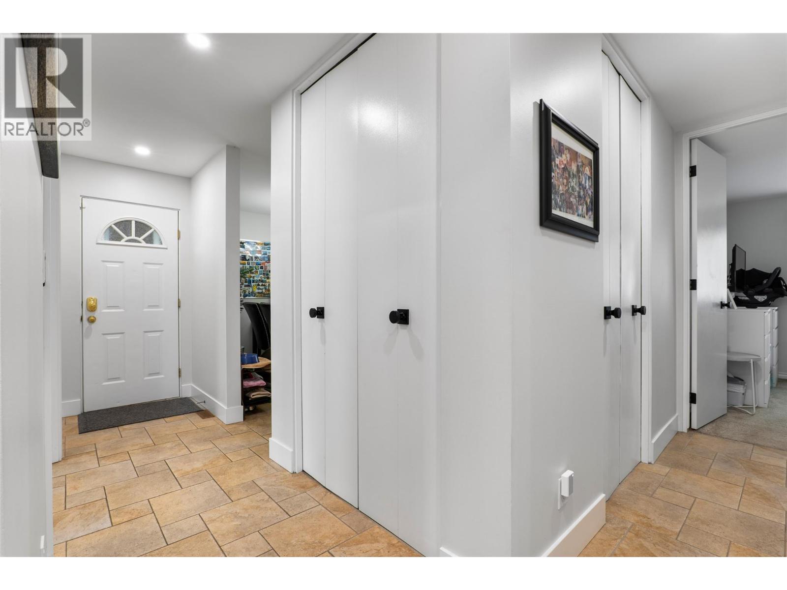 384 Arrowstone Drive, Kamloops, British Columbia  V2C 1R1 - Photo 3 - 10401926