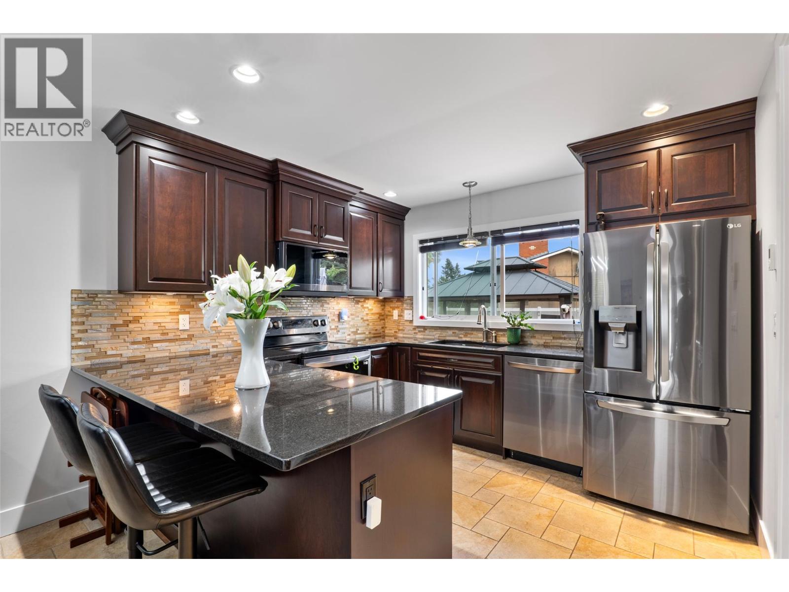 384 Arrowstone Drive, Kamloops, British Columbia  V2C 1R1 - Photo 6 - 10401926