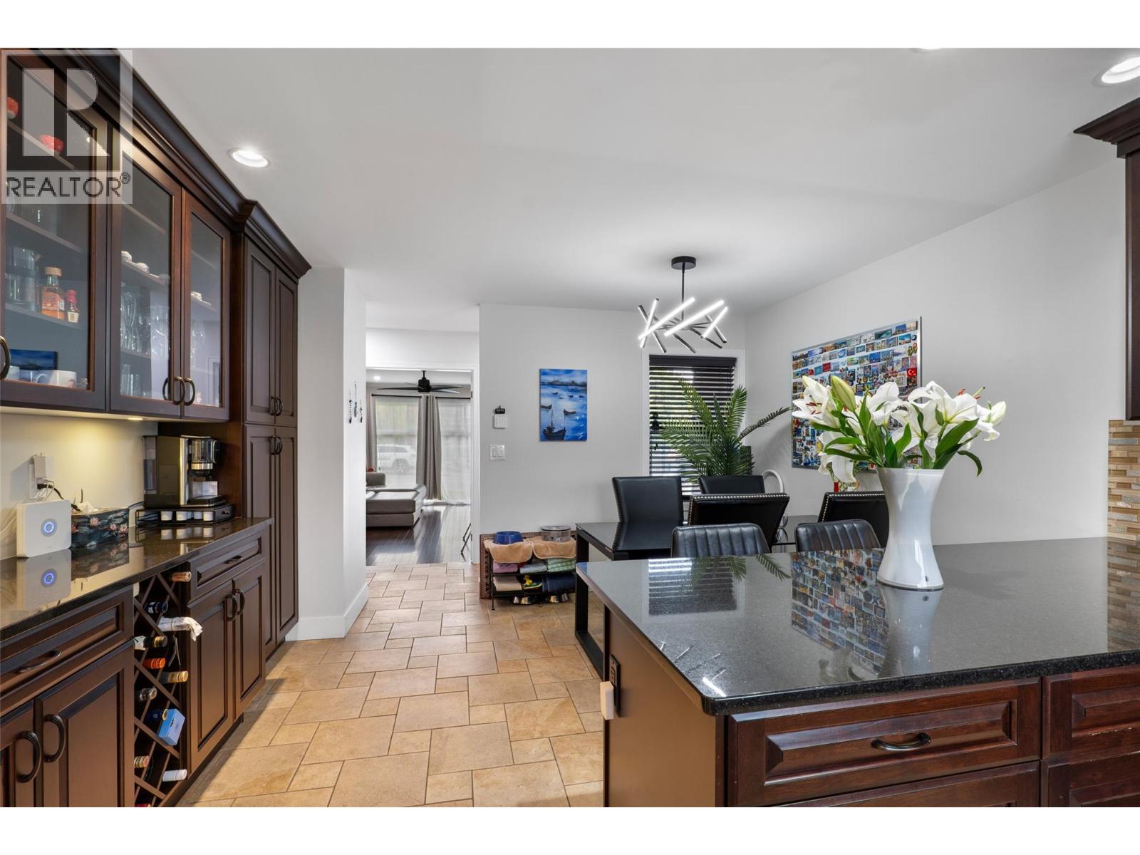 384 Arrowstone Drive, Kamloops, British Columbia  V2C 1R1 - Photo 8 - 10401926